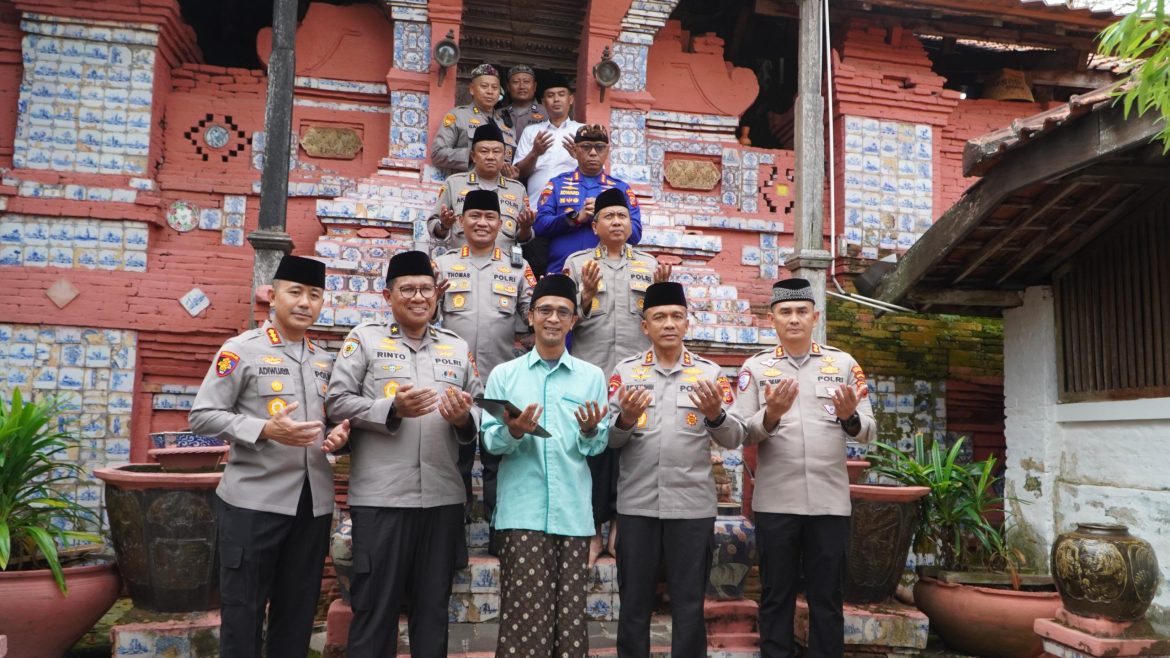 Kapolda Jabar Ziarah Ke Makam Sunan Gunung Jati di Cirebon   