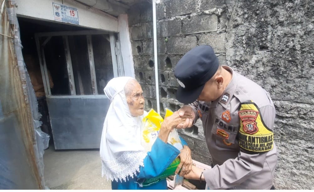 Anggota Polsek Pesanggrahan, Berikan Tali Asih Kepada Warganya   
