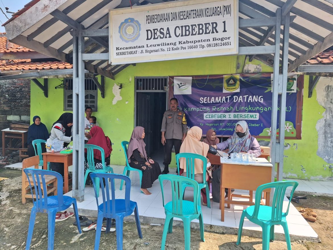 Bhabinkamtibmas Polsek Leuwiliang Sambang Warga, Jalin Kedekatan dan Perkuat Kamtibmas   