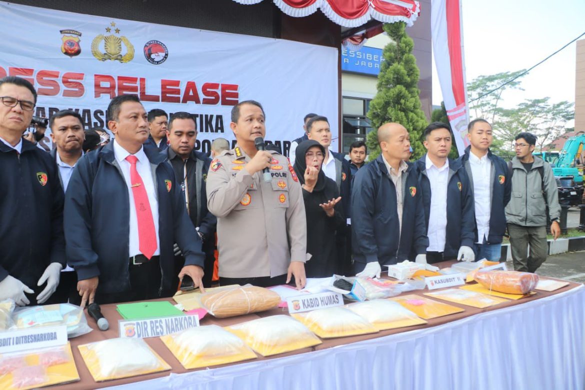 Polda Jabar Ungkap Jaringan Narkotika Jakarta–Sukabumi–Bandung, Amankan 7 Kg Sabu dan Ratusan Ekstasi   