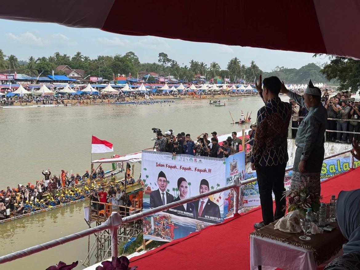 Hadiri Festival Pacu Jalur 2025, Wapres Minta Warisan Budaya dan Wajah Ekonomi Kreatif Riau Terus Dijaga   