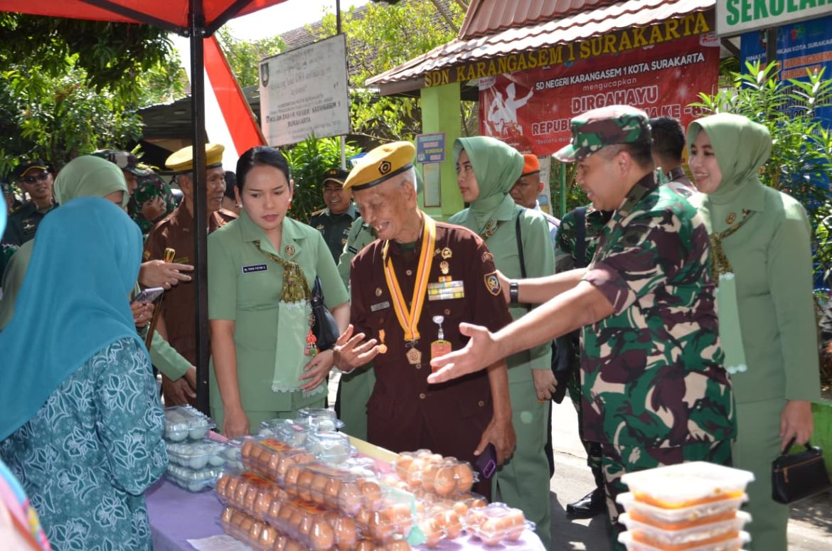 Kemurahan Hati Seorang Kasdam IV/Diponegoro, Borong Hasil UMKM Dan Dibagikan Kepada Veteran, Linmas dan Masyarakat Yang Hadir Upacara TMMD   