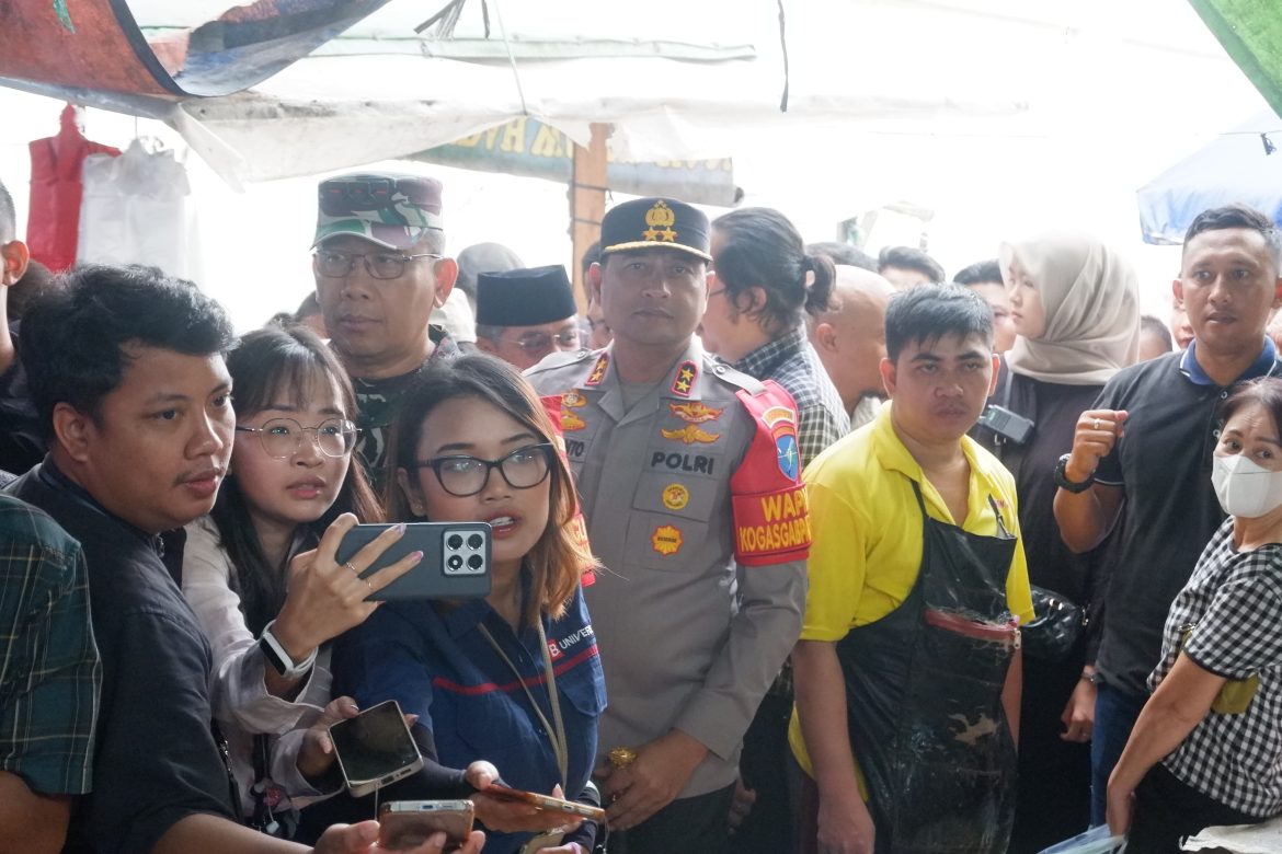 Kapolda Kalbar Dampingi Wapres Gibran Tinjau Pasar Plamboyan Pontianak   