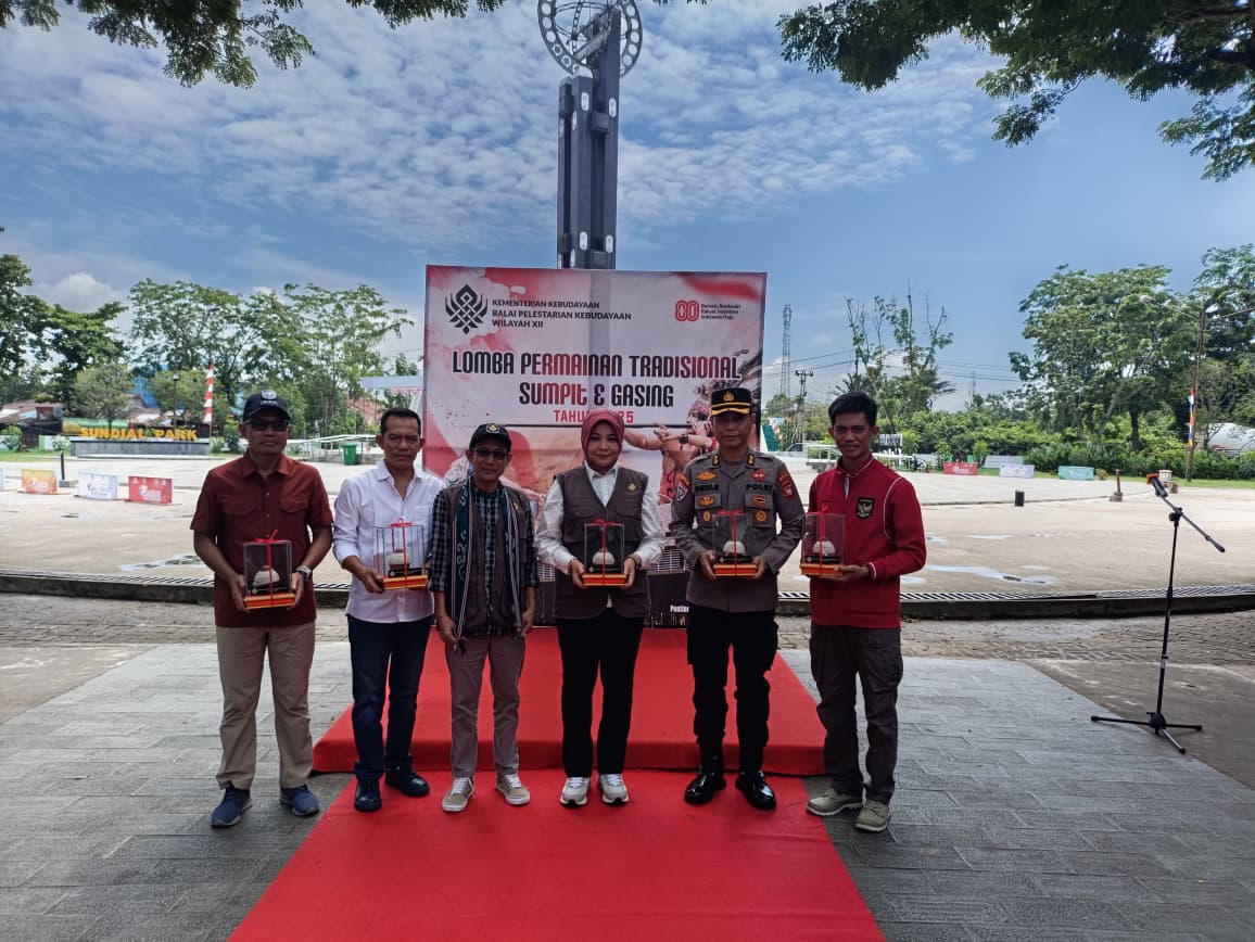 Pembukaan Lomba Permainan Tradisional Sumpit Dan Gasing Th. 2025 Polda Kalbar Ikut Meresmikan   