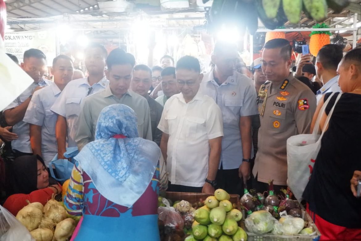 Kapolda Kalbar Dampingi Wapres Gibran Tinjau Pasar Plamboyan Pontianak   