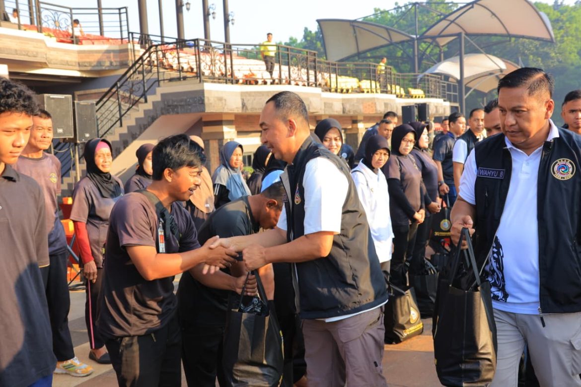 Bentuk Bakti 30 Akabri 95, Ratusan Bansos Diberikan Kepada Masyarakat   