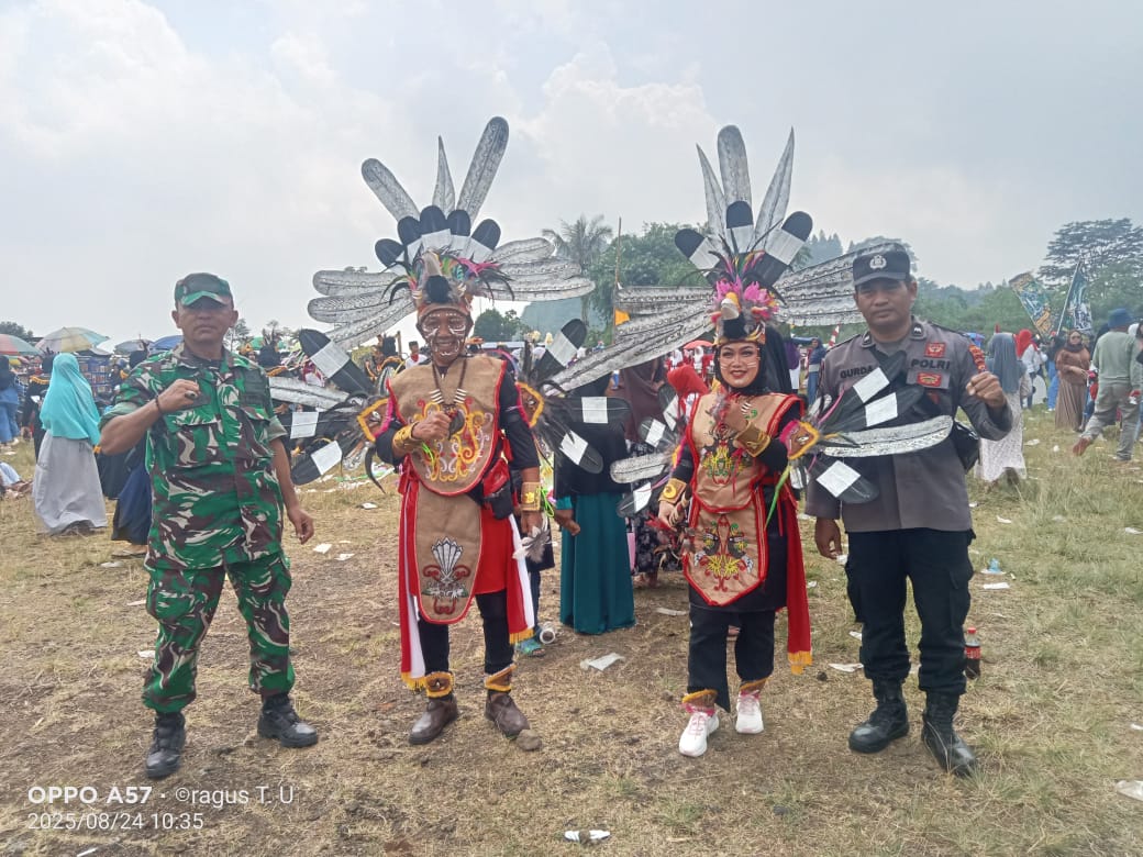 Keren Kepala Desa Karangsari Pemalang Kenakan Baju Adat Dayak Di Karnaval HUT RI Ke 80 Tahun