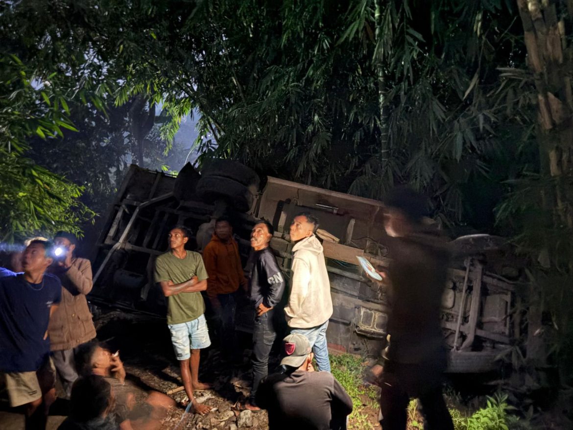 Respon Cepat Polisi, Evakuasi Truk Kecelakaan Tunggal di Tanjakan   