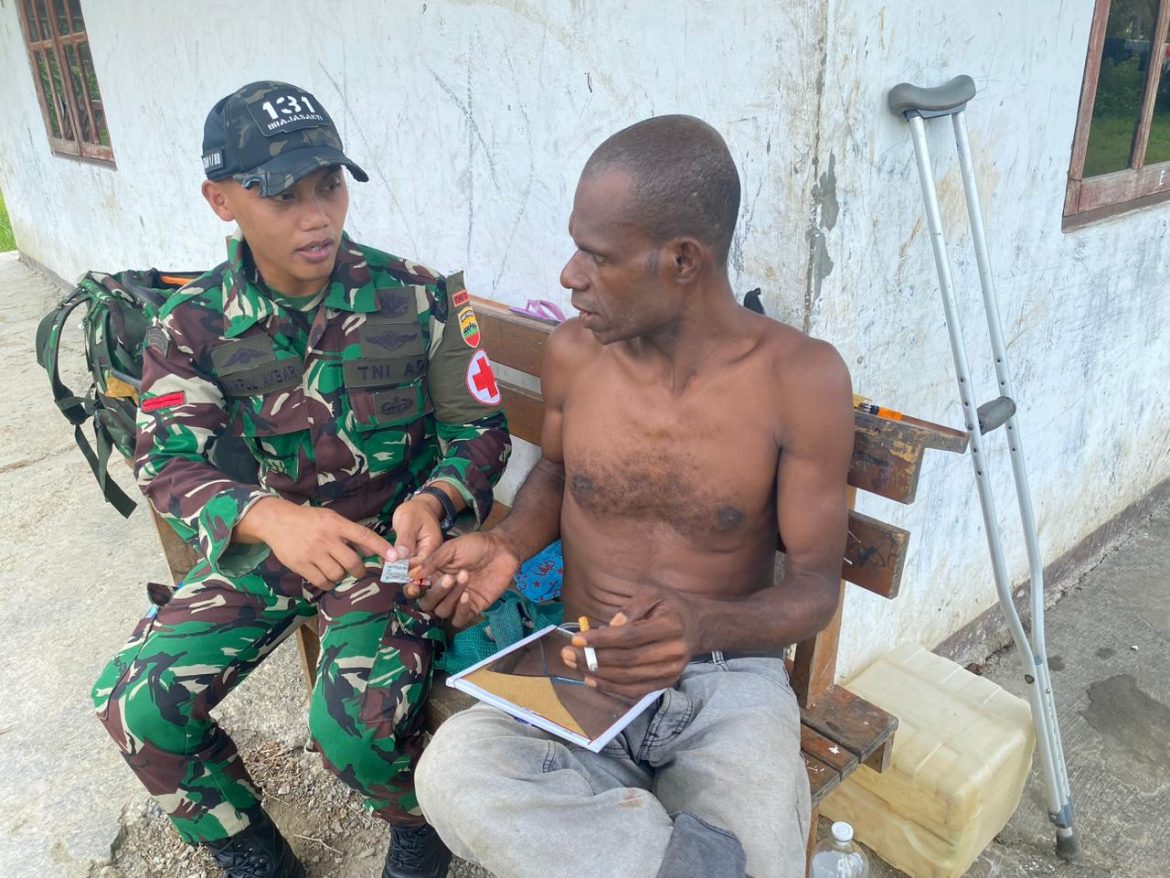 Satgas Yonif 131/Brajasakti Gelar Pelayanan Kesehatan Gratis Door to Door di Kampung Kalibom   