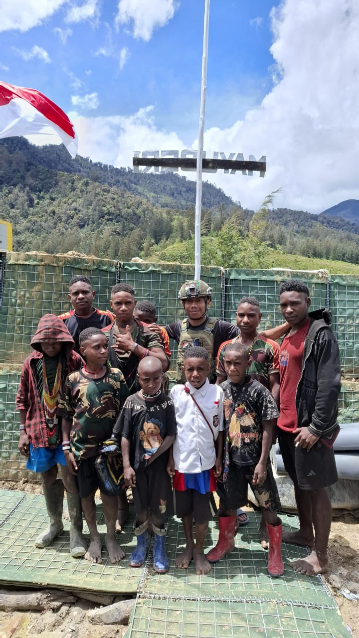 Satgas Yonif 700/WYC Hadirkan “Barber Shop TNI” untuk Anak-Anak SD Mayuberi   