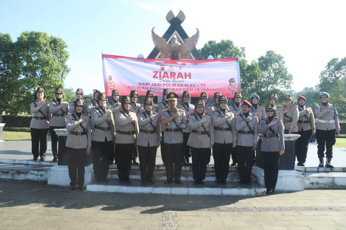 Polwan Polda Jabar Gelar Ziarah dan Tabur Bunga di TMP Cikutra Bandung, Peringati HUT ke-77   