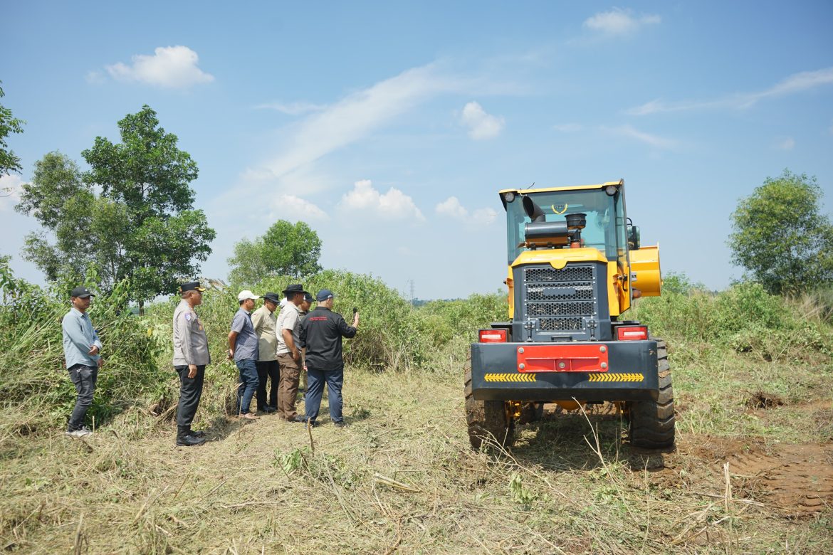 Kapolresta Tangerang Dampingi Aslog Kapolri Simulasi Alat Land Clearing di Lahan Ketahanan Pangan   