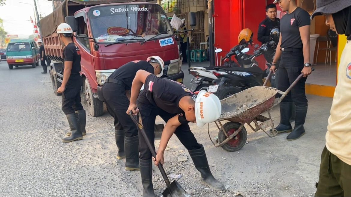 SAT BRIMOB POLDA JABAR GELAR BAKTI UNTUK MASYARAKAT, PERBAIKI JALAN DI JATINANGOR – RANCAEKEK.   