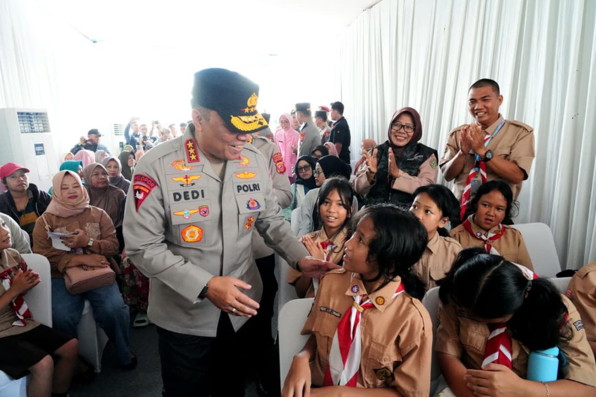 Dekat Dengan Masyarakat, Wakapolri Dinanti Warga, Saat Tinjau Bakti Sosial, Bakti Kesehatan dan Pembangunan SMA Kemala Taruna Bhayangkara di Bogor   