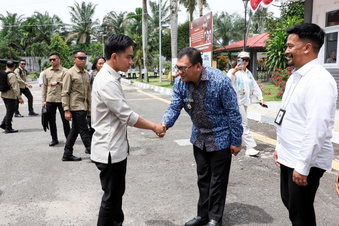 Didampingi Asri Ludin Tambunan, Wapres Gibran Janjikan Laptop Usai Tinjau Sekolah Rakyat di Deli Serdang      