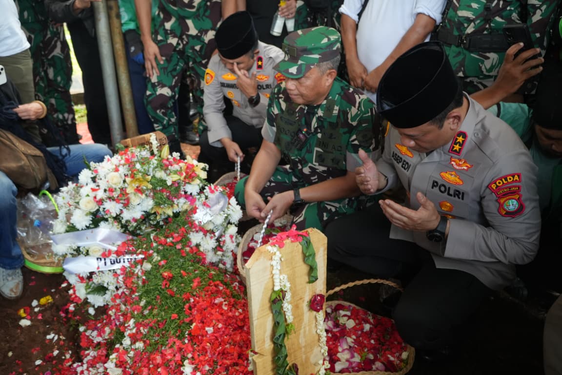 Hadiri Pemakaman Affan Kurniawan di TPU Karet Bivak, Kapolda Metro Sampaikan Permohonan Maaf   