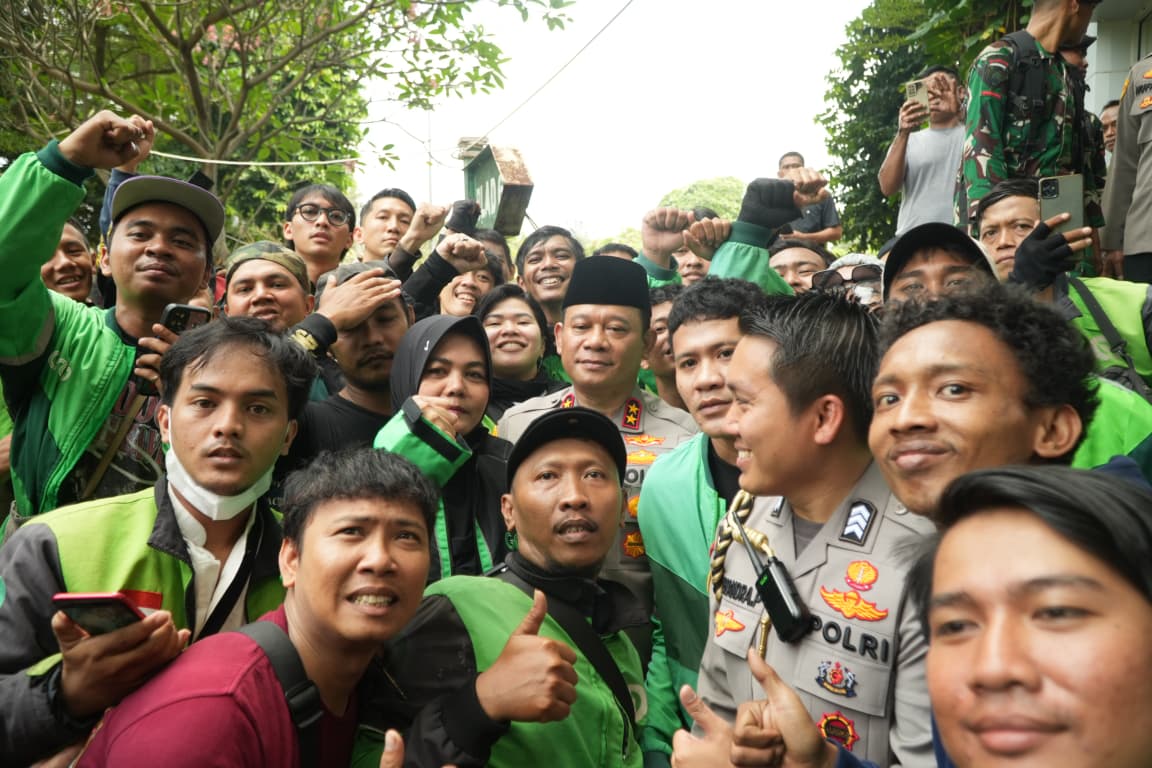 Hadiri Pemakaman Affan Kurniawan di TPU Karet Bivak, Kapolda Metro Sampaikan Permohonan Maaf   