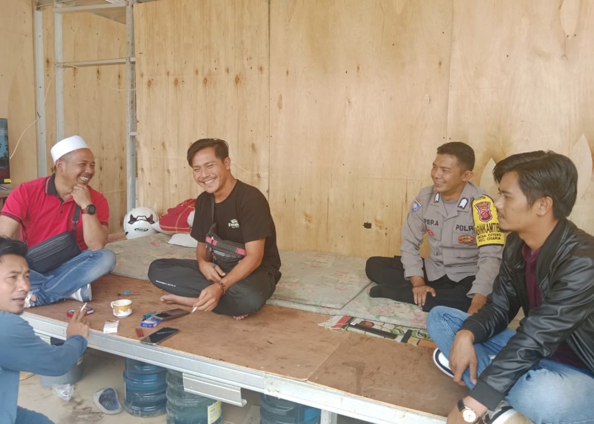 Bhabinkamtibmas Polsek Cisarua Gelar Sambang Warga di Desa Citeko, Wujudkan Lingkungan Aman dan Kondusif
