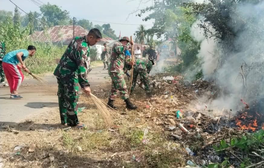 Babinsa Koramil Ampel Ajak Warga Gladaksari Kompak Bersihkan Jalan Desa   