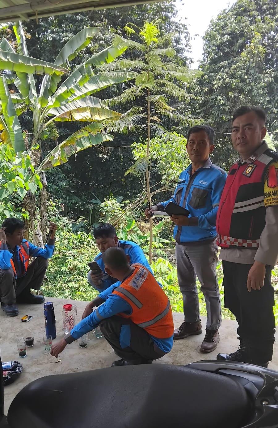 Bhabinkamtibmas Polsek Cijeruk Sambangi Warga Desa Srogol Untuk Tingkatkan Kedekatan dan Deteksi Dini Gangguan Kamtibmas   