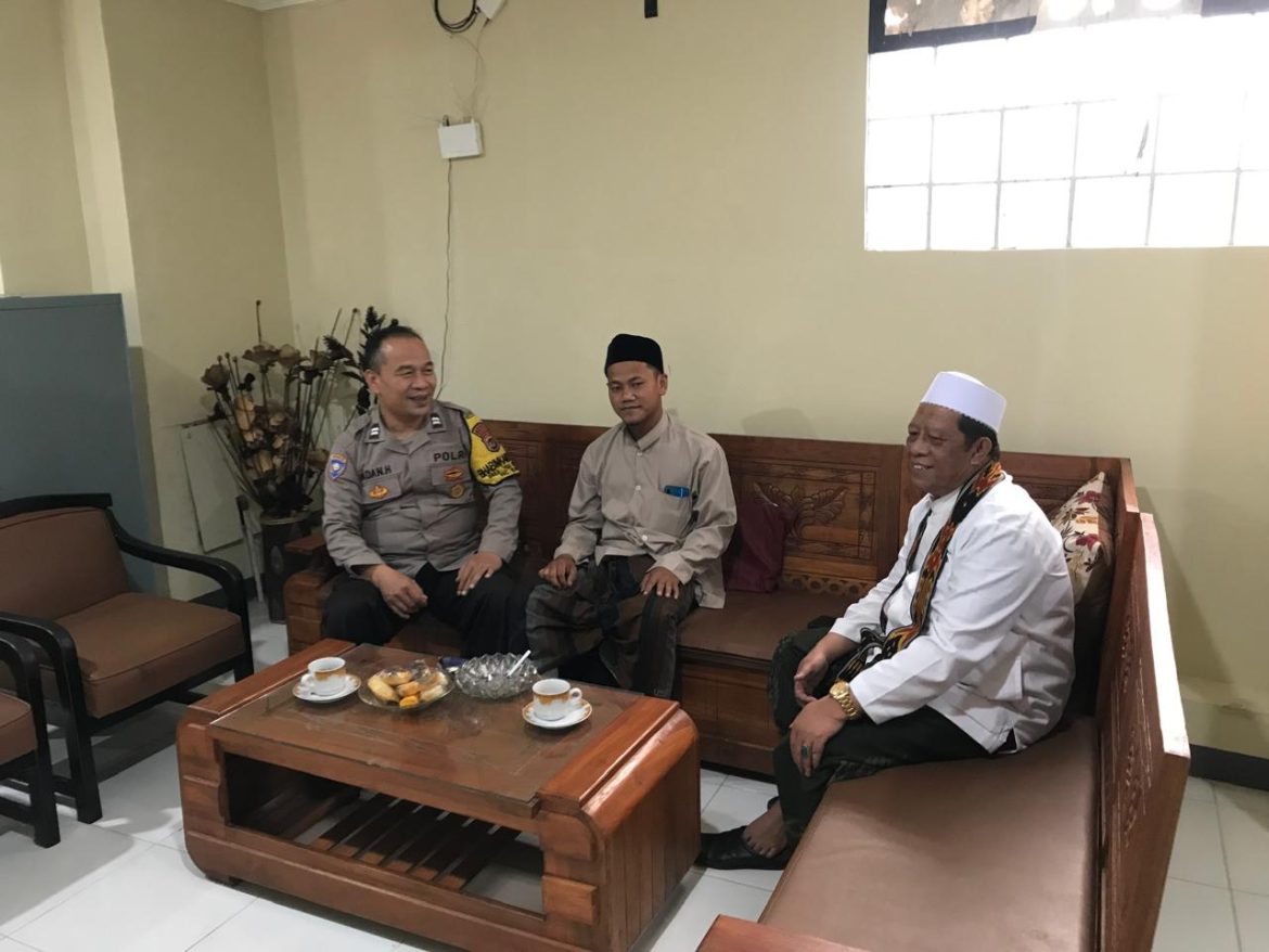 Ciptakan Lingkungan Kondusif, Bhabinkamtibmas Polsek Cisarua Gelar Sambang Kamtibmas   