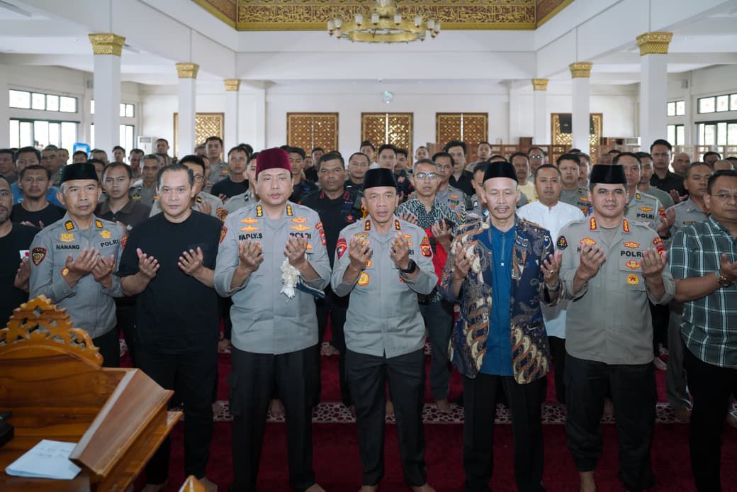 Polda Jabar Gelar Sholat Ghoib dan Doa Bersama untuk Almarhum Affan Ojol di Masjid Al Amman   