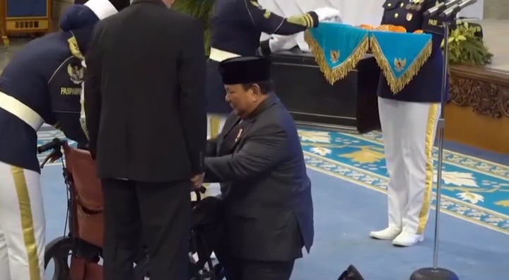 Prabowo Berlutut Anugrahkan Bintang Jasa Untuk Nyak Sandang, Menyumbang Pesawat  Pertama RI      