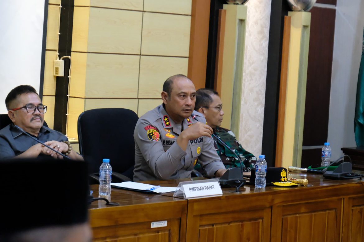 Aksi Mahasiswa Menggugat di DPRD Kalbar Berjalan Damai, Kapolda: “Tidak Ada yang Kebal Hukum”   