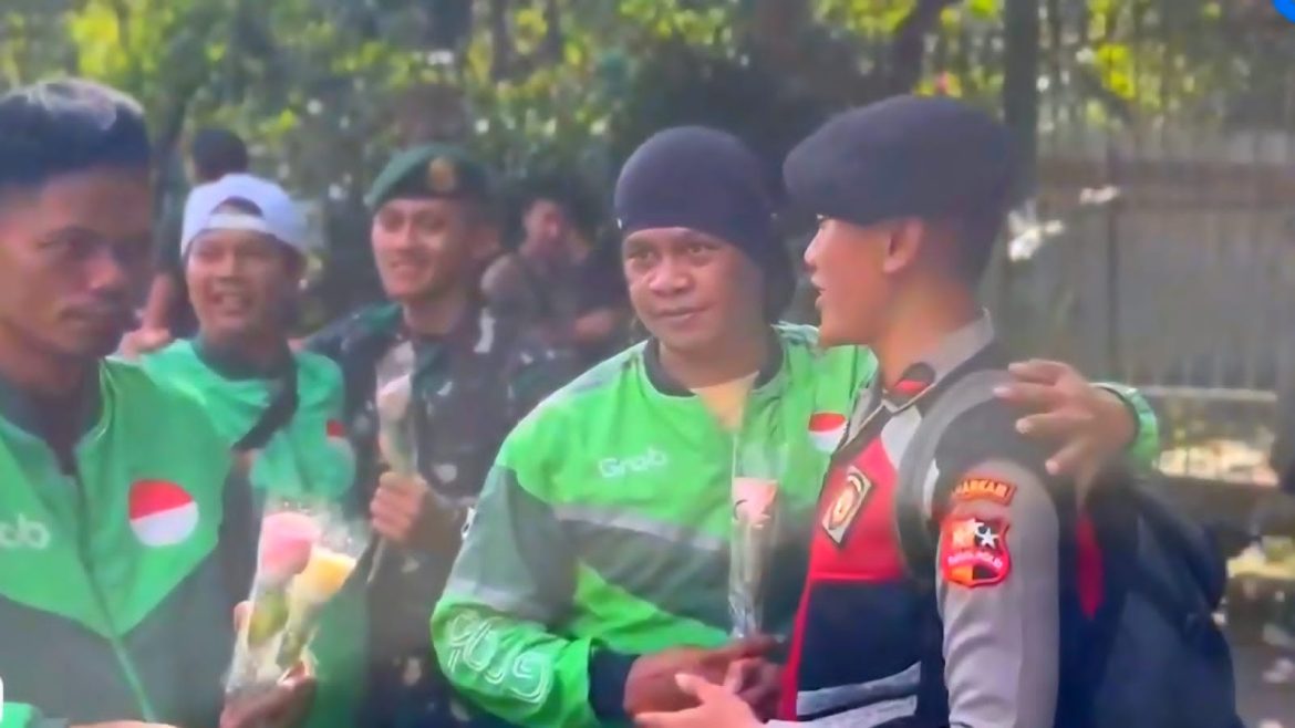 Ratusan Pengemudi Ojol Gelar Aksi Damai Tebar Mawar di Kawasan Monas   