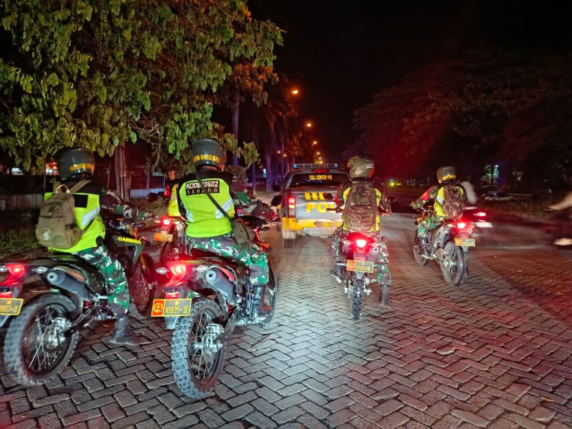 Patroli Gabungan TNI-Polri di Kab. Serang Tengah Malam Untuk Menjaga Keamanan dan Ketertiban Masyarakat   