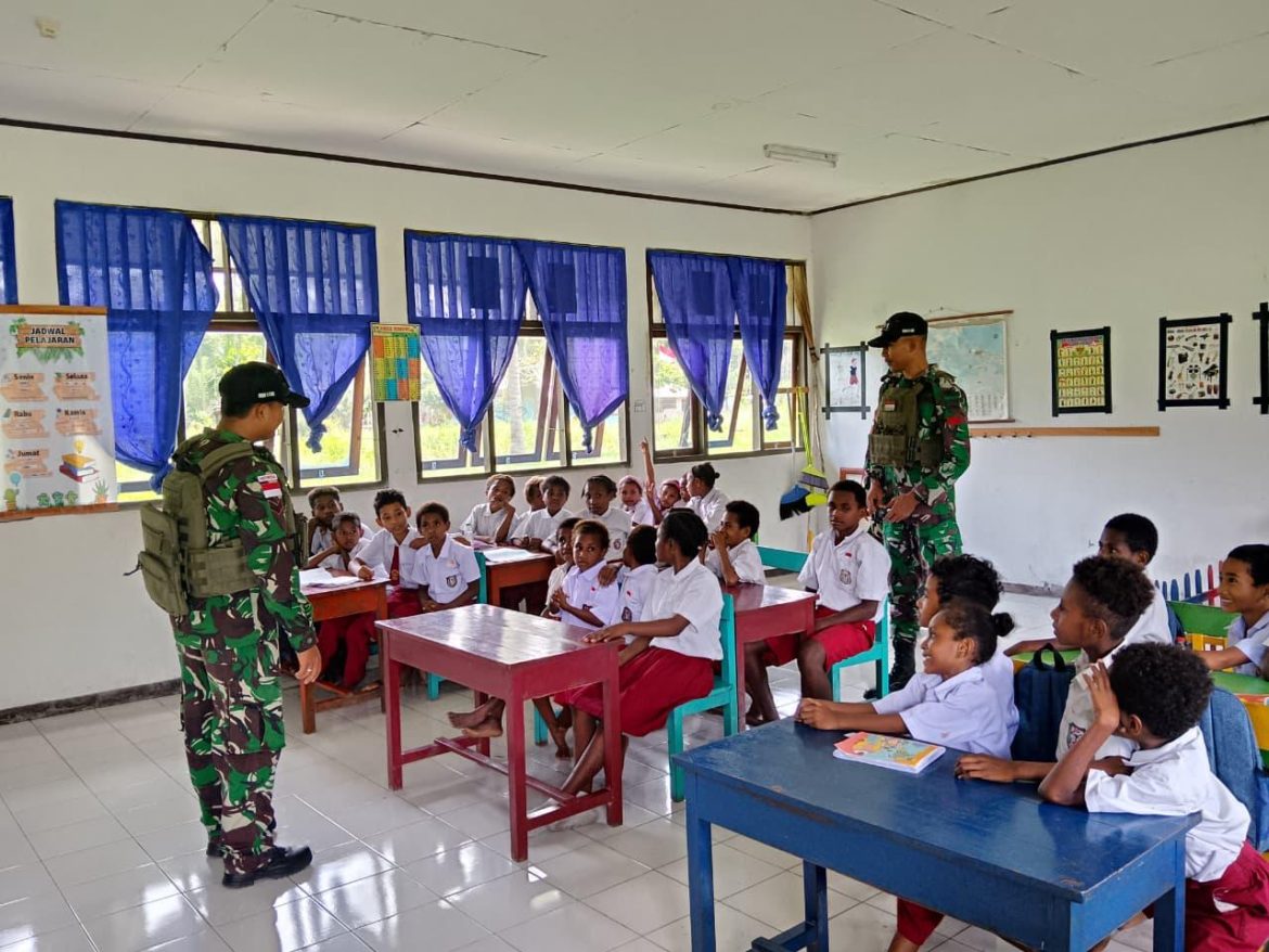 Satgas Yonif 131/Brajasakti Bantu Mengajar di SD Kampung Yetti Perbatasan Papua   