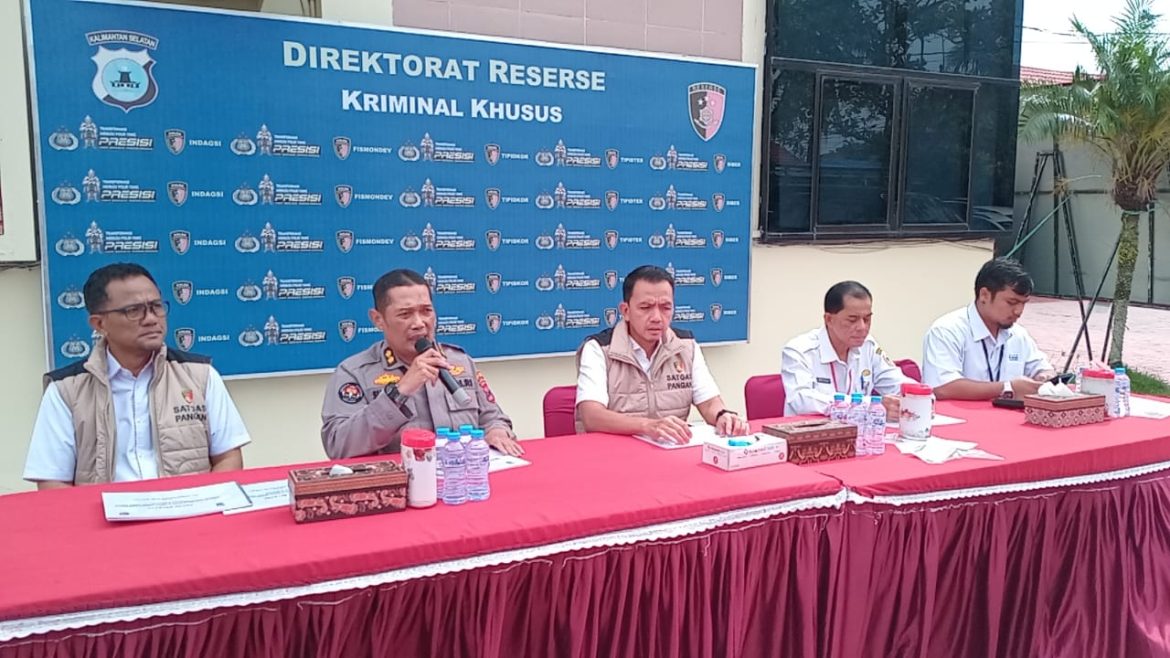 Konferensi Pers: Polisi Tangkap Truk Bermuatan Pupuk Bersubsidi Ilegal di Tanah Laut   