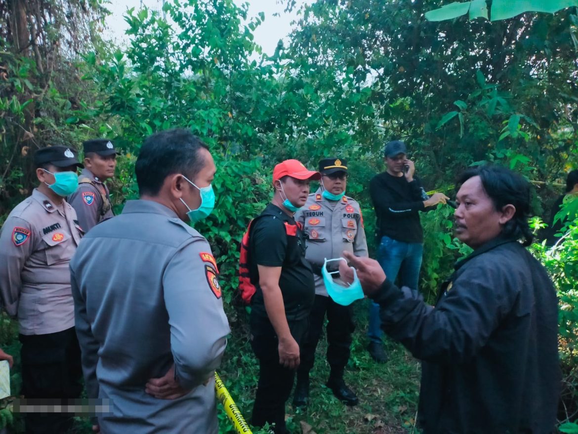 Mayat Tanpa Identitas Ditemukan Membusuk di Kebun Belakang Eks Kantor DPU Pekalongan