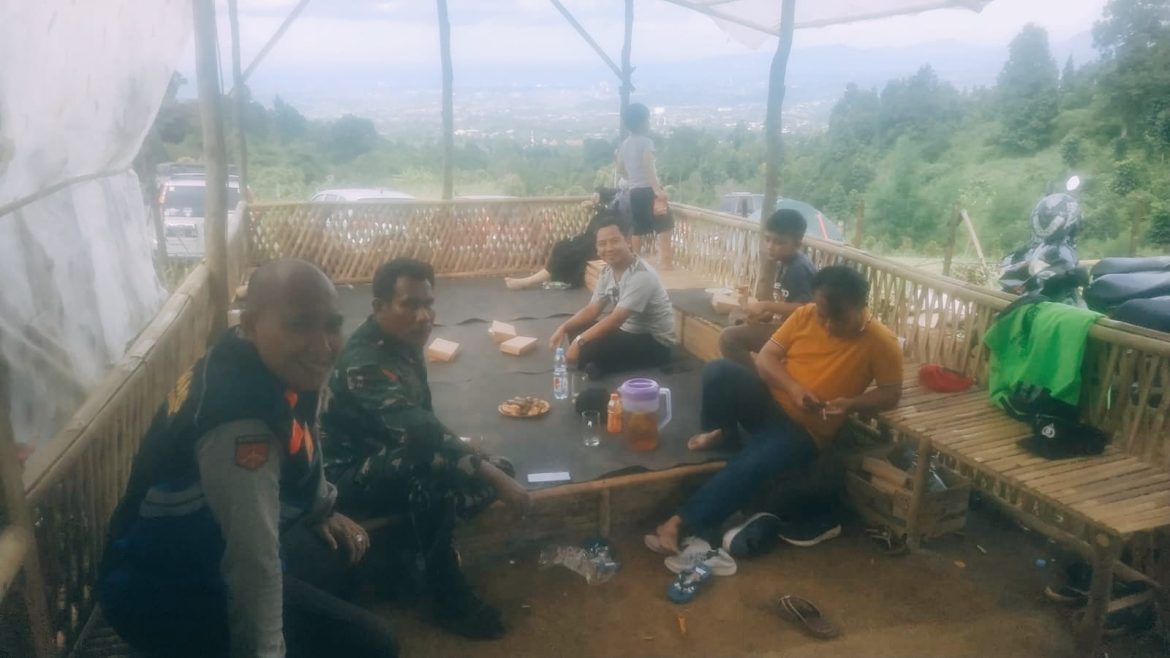 Sinergitas TNI-Polri, Polsek Cijeruk dan Babinsa Sambang Warga Jaga Kamtibmas   