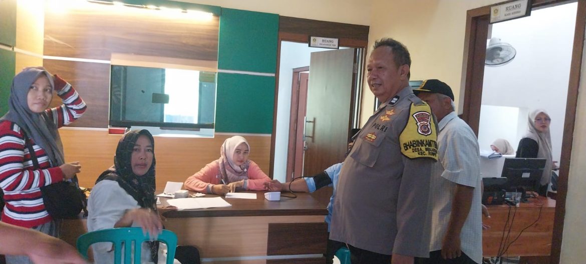 Polsek Rumpin Polres Bogor: Bhabinkamtibmas Desa Mekarsari Sambang Warga dan Monitor Cek Kesehatan Gratis   