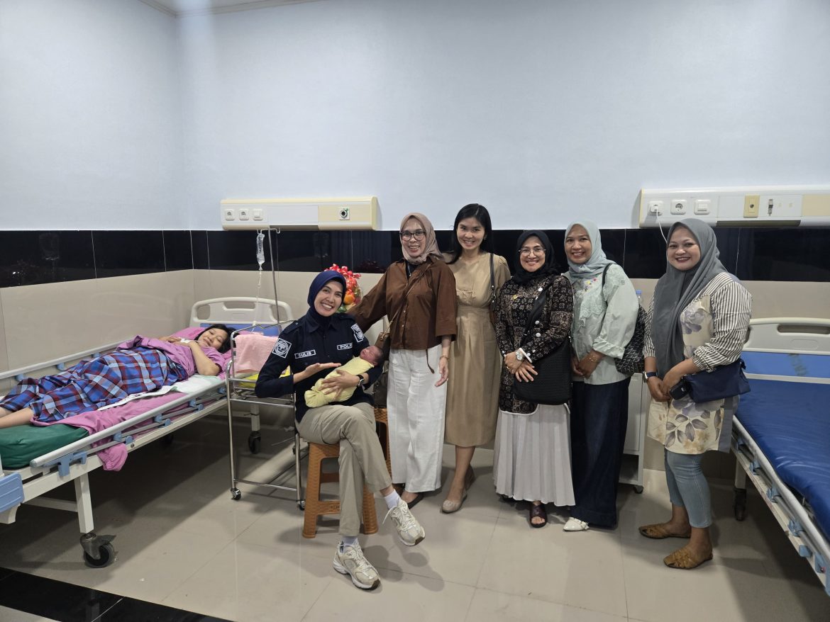 Wujud Kepedulian dan Kebersamaan, Bhayangkari Polairud Jenguk Anggotanya Yang Melahirkan.    