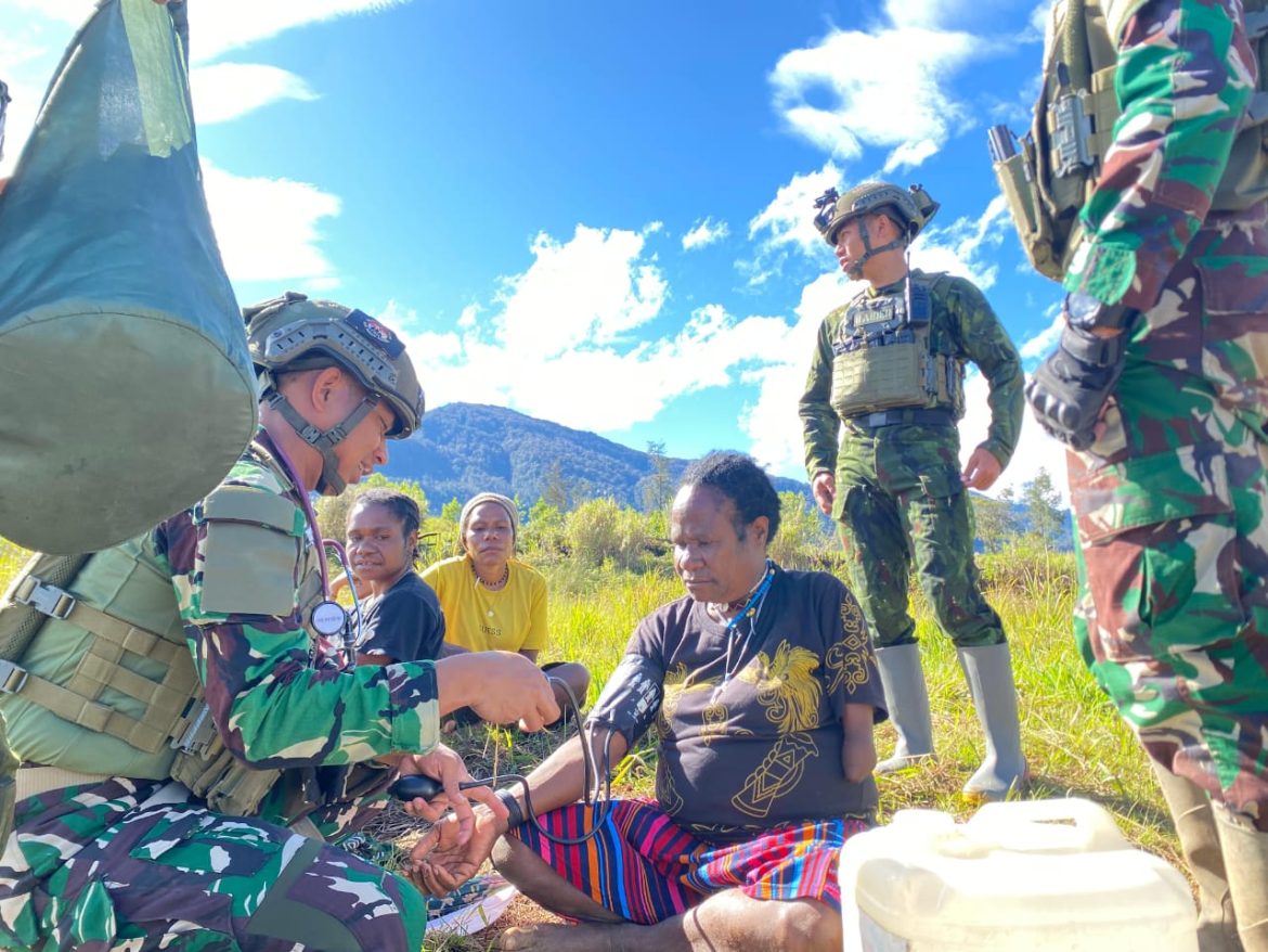 Jejak Kepedulian Satgas Yonif 700/WYC di Tanah Gome, Laksanakan Pelayanan Kesehatan Gratis   