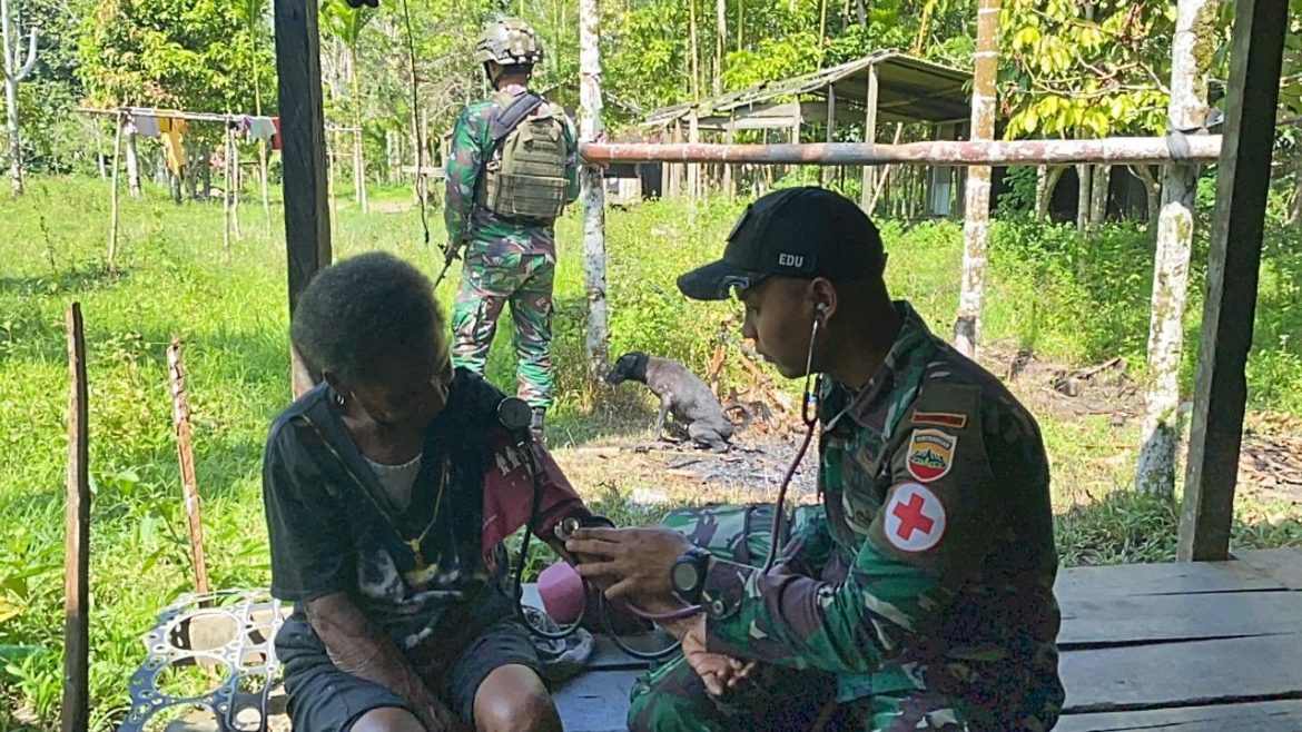 Satgas Yonif 131/Brajasakti Berikan Pelayanan Kesehatan di Ujung Perbatasan Papua   