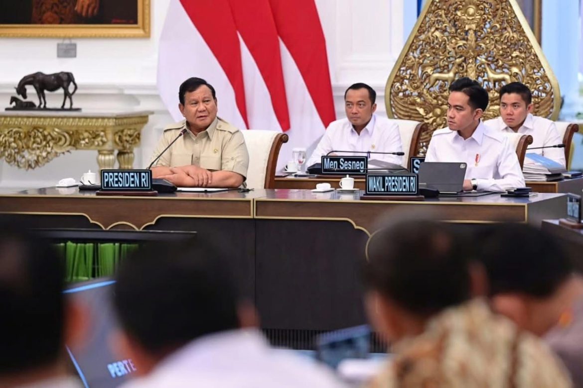 Presiden Prabowo Subianto Mimpin Rapat Bersama Wakil Presiden Gibran Rakabuming dan Kabinet Merah Putih   