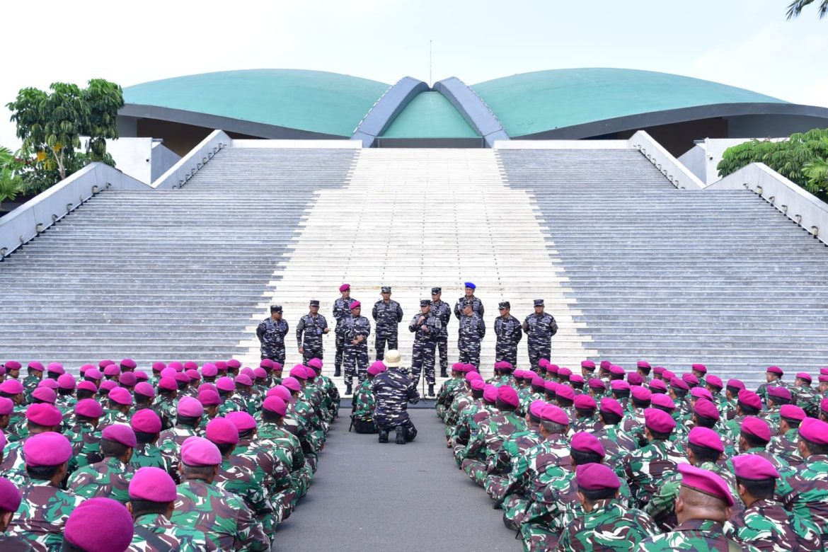 Danpasmar 1 Dampingi Kasal Tinjau Prajurit Pasmar 1 Saat Amankan Gedung DPR/MPR RI   