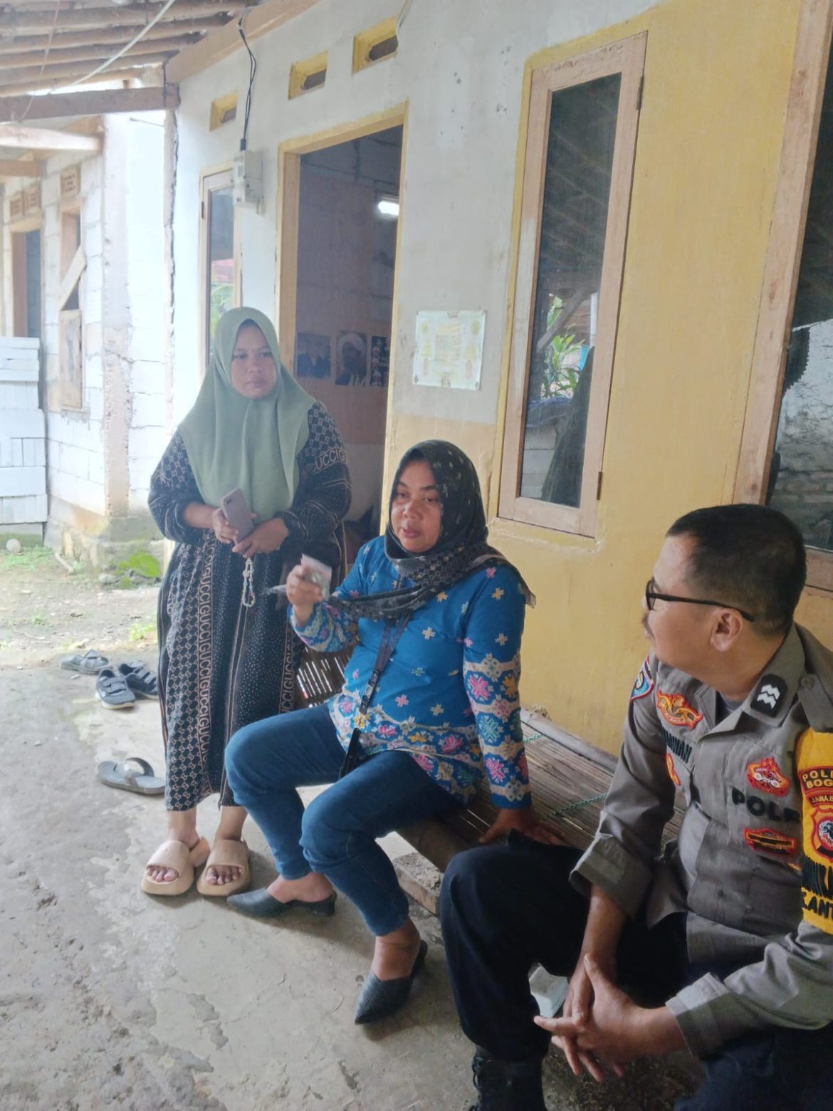 Bhabinkamtibmas Polsek Tanjungsari Sambangi Warga, Sampaikan Himbauan Kamtibmas   