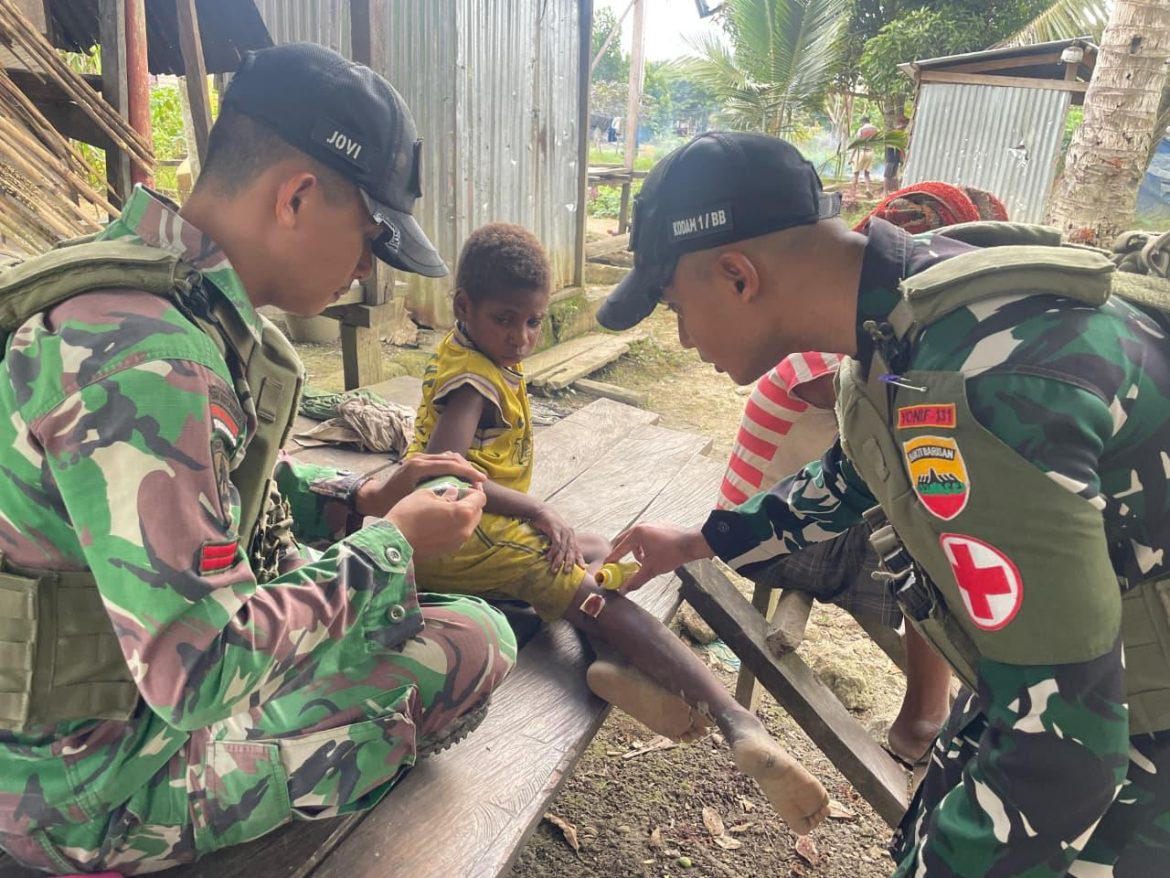 Satgas Yonif 131/Brajasakti Berikan Pelayanan Kesehatan ke Rumah Warga Kampung Pitewi Perbatasan Papua   