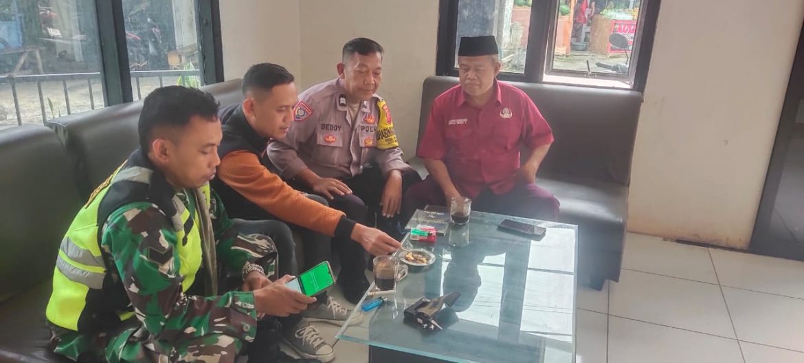 Bhabinkamtibmas Desa Cilember Polsek Cisarua Sambangi Warga, Ajak Tingkatkan Kewaspadaan