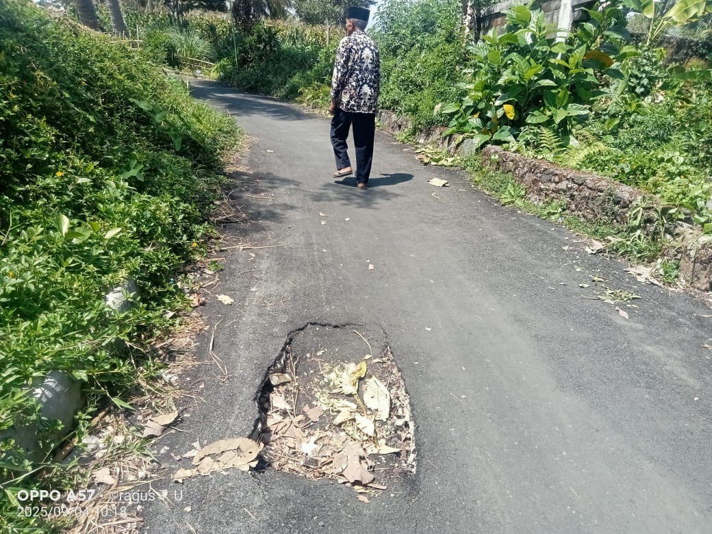 Miris Baru Seumur Jagung Jalan Aspal Di Desa Moga Sudah Amblas