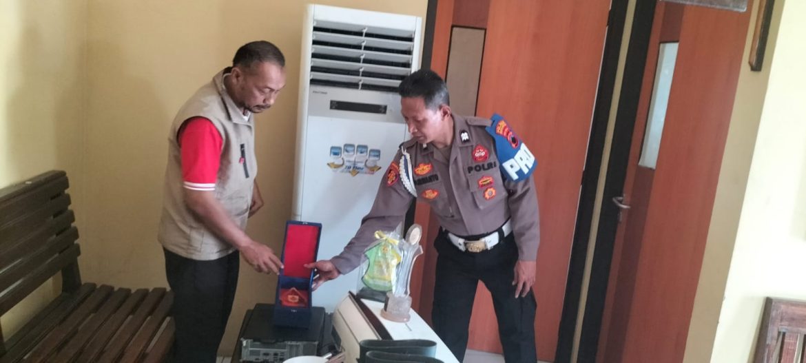 Warga Serahkan Barang Hasil Penjarahan Saat Demo DPRD Pekalongan ke Polsek Bojong