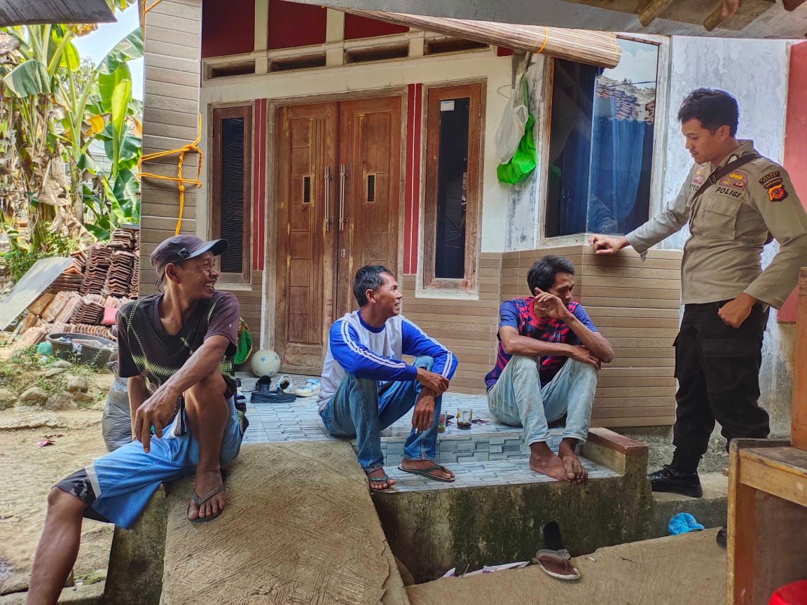 Bhabinkamtibmas Polsek Leuwiliang Sambang Warga, Wujudkan Harkamtibmas di Wilayah   