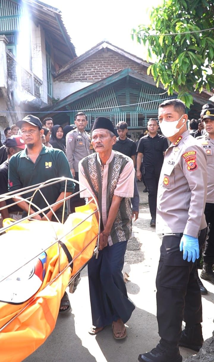 Polisi Evakuasi Seorang Ibu Yang Bunuh Diri dan Jerat Leher 2 Putranya   