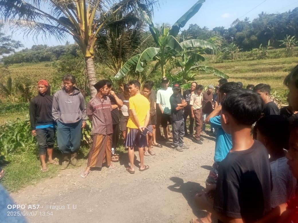Demo Warga Dusun Gombong Dan Dusun Karangtengah Desa Warungpring Tuntut Jembatan Penghubung Segera Di Perbaiki