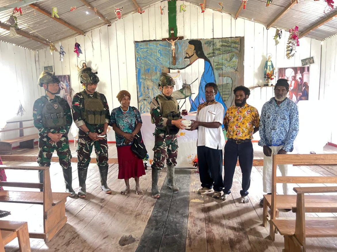 Satgas Yonif 700/WYC Tebar Kasih di Gereja Stalsi Sisilia Wuloni Dengan Cinta dab Alkitab   