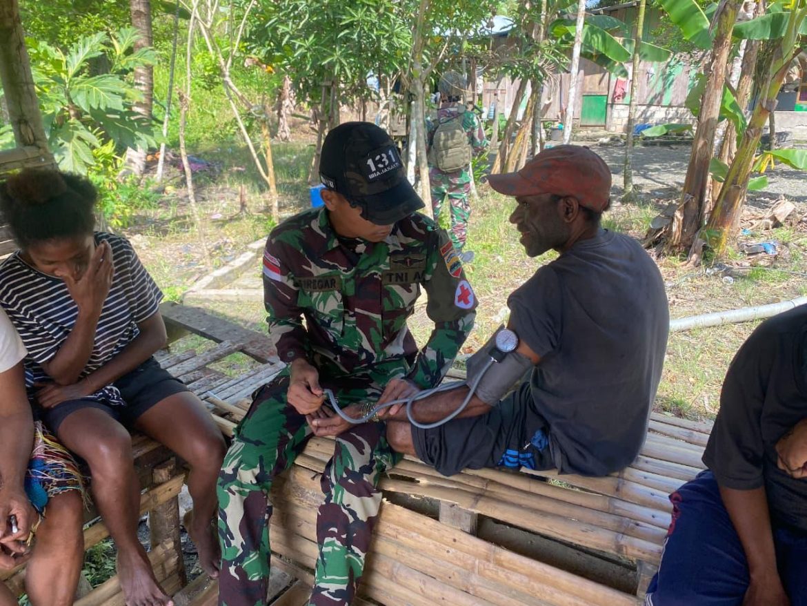 Peduli Warga Perbatasan Papua, Satgas Yonif 131/Brajasakti Gelar Pengobatan di Kampung Ampas   